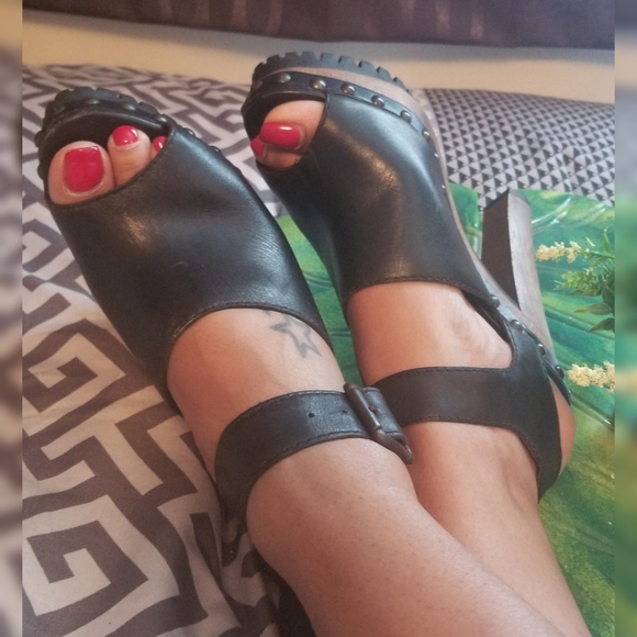 Shoes - Picture 8 of 9